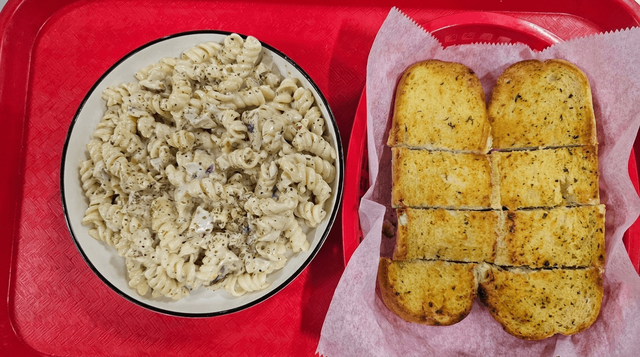 Alfredo Pasta with Garlic Bread